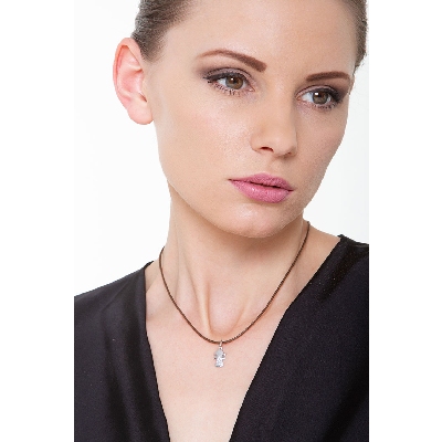 Pendentif fillette en or blanc 18k avec pavé de zircons