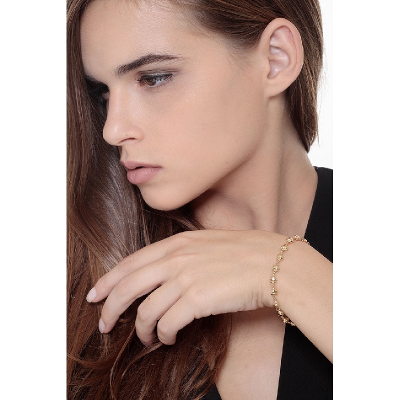 Bracelet en or jaune 18k avec maillon en forme de petits cœurs, 17 cm  Bracelet en or jaune 18k avec maillon en forme de petits cœurs, 17 cm