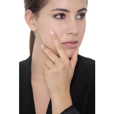 Bague en or jaune 18k avec un délicat cœur stylisé