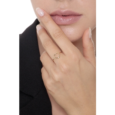Bague en or jaune 18k avec un délicat cœur stylisé