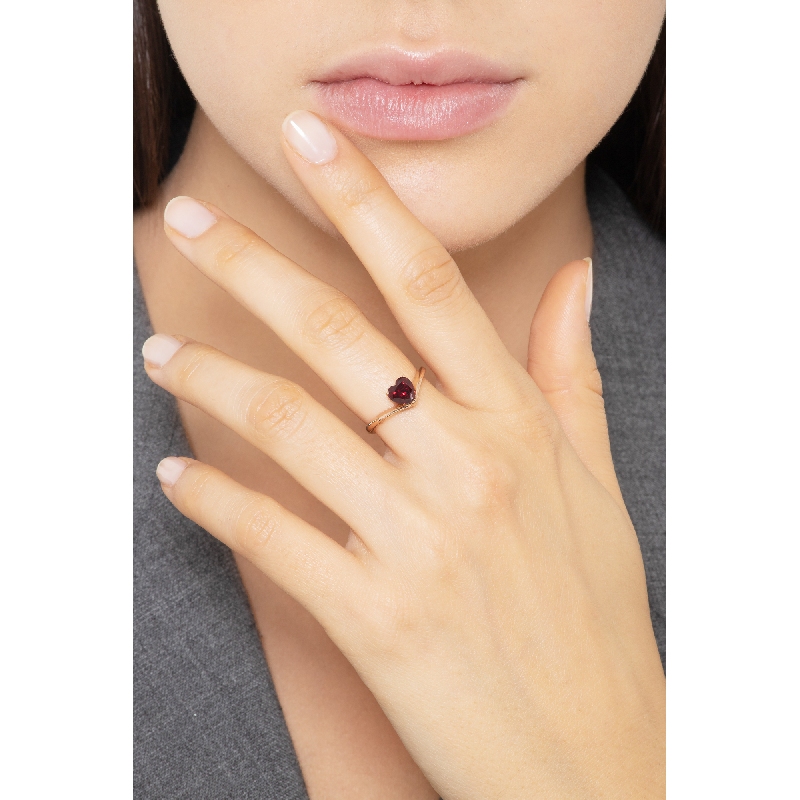 Bague en or rose 18K sertie d’un zircon rouge