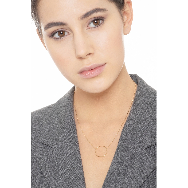 Collier en or jaune 18k avec pendentif en cercle Collier en or jaune 18k avec pendentif en cercle