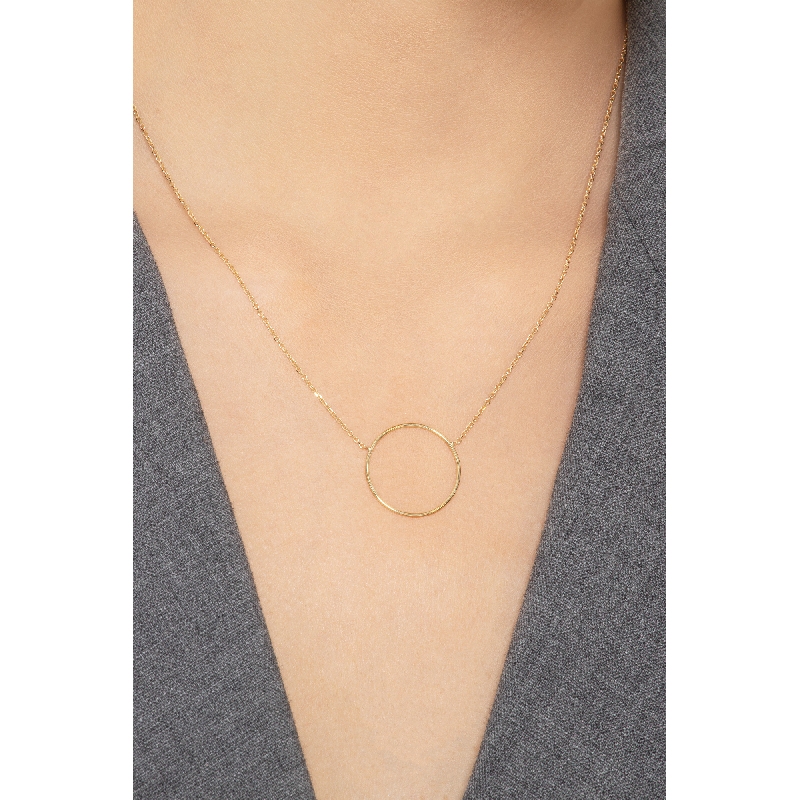 Collier en or jaune 18k avec pendentif en cercle Collier en or jaune 18k avec pendentif en cercle