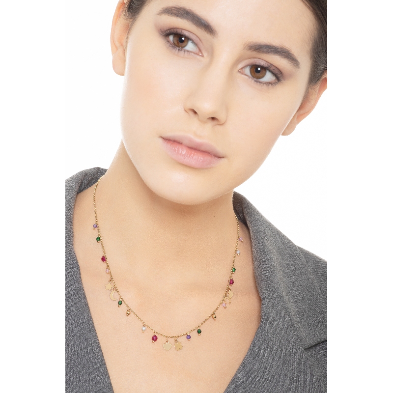 Collier en or jaune 18k avec charms et perles colorées Collier en or jaune 18k avec charms et perles colorées