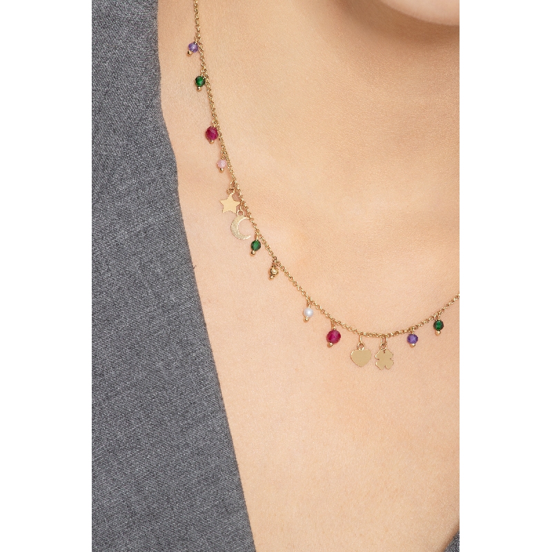 Collier en or jaune 18k avec charms et perles colorées Collier en or jaune 18k avec charms et perles colorées