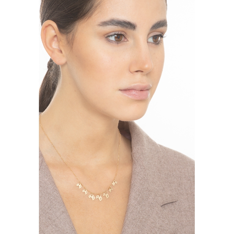 Collier en or jaune 18k avec sept charms en forme de feuille  Collier en or jaune 18k avec sept charms en forme de feuille