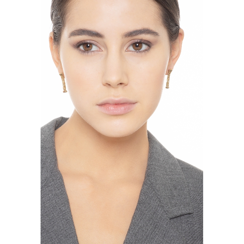 Boucles d'oreilles en or jaune 18k à mailles semi-rigides.