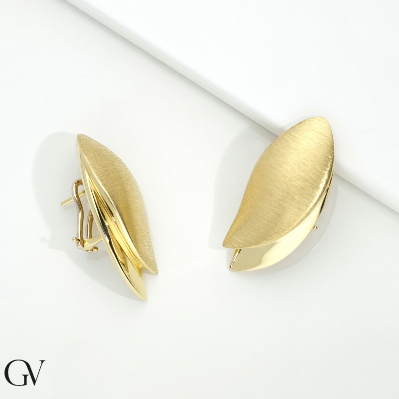 Boucles d'oreilles en forme de pétale satinée et brillante en or jaune 18k Boucles d'oreilles en forme de pétale satinée et brillante en or jaune 18k