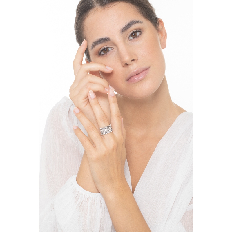 Bague bande en or blanc 18 carats avec 5 rangées de 13 diamants Bague bande en or blanc 18 carats avec 5 rangées de 13 diamants