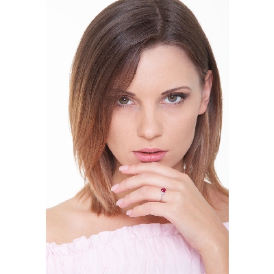 Bague femme en or blanc 18k avec rubis et diamants