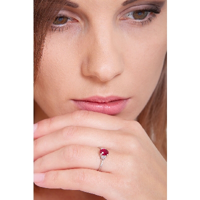 Bague femme en or blanc 18k avec rubis et diamants