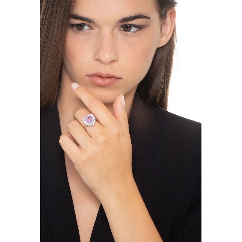 Bague en or blanc 18 carats avec un saphir rose Bague en or blanc 18 carats avec un saphir rose