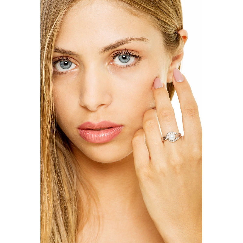 Bague en or blanc 18 carats avec une perle et un contour en diamants