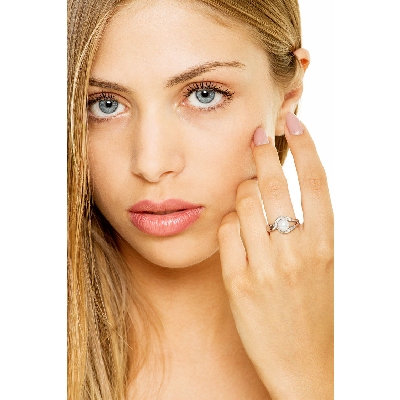 Bague en or blanc 18 carats avec une perle et un contour en diamants