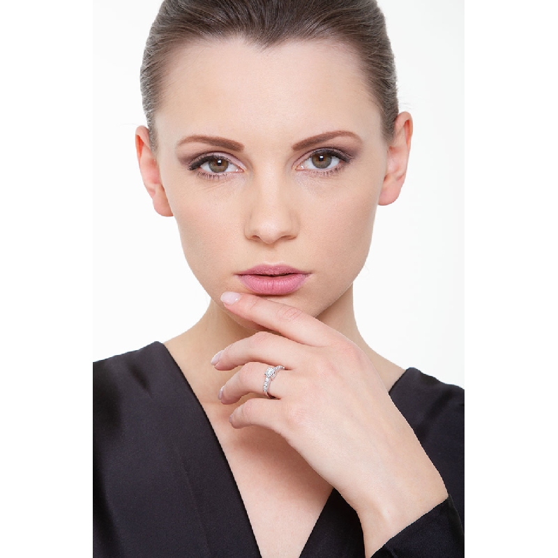 Bague solitaire à griffes quatre branches en or blanc 18k Bague solitaire à griffes quatre branches en or blanc 18k