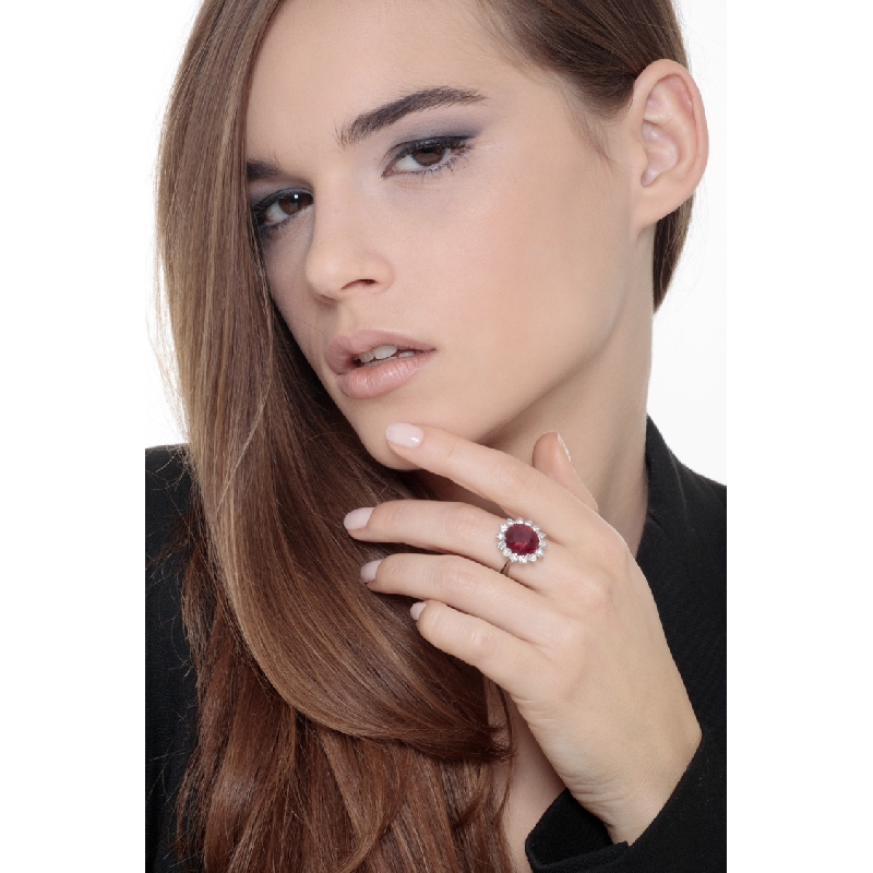 Bague Lady D en or blanc 18k avec rubis ovale et diamants