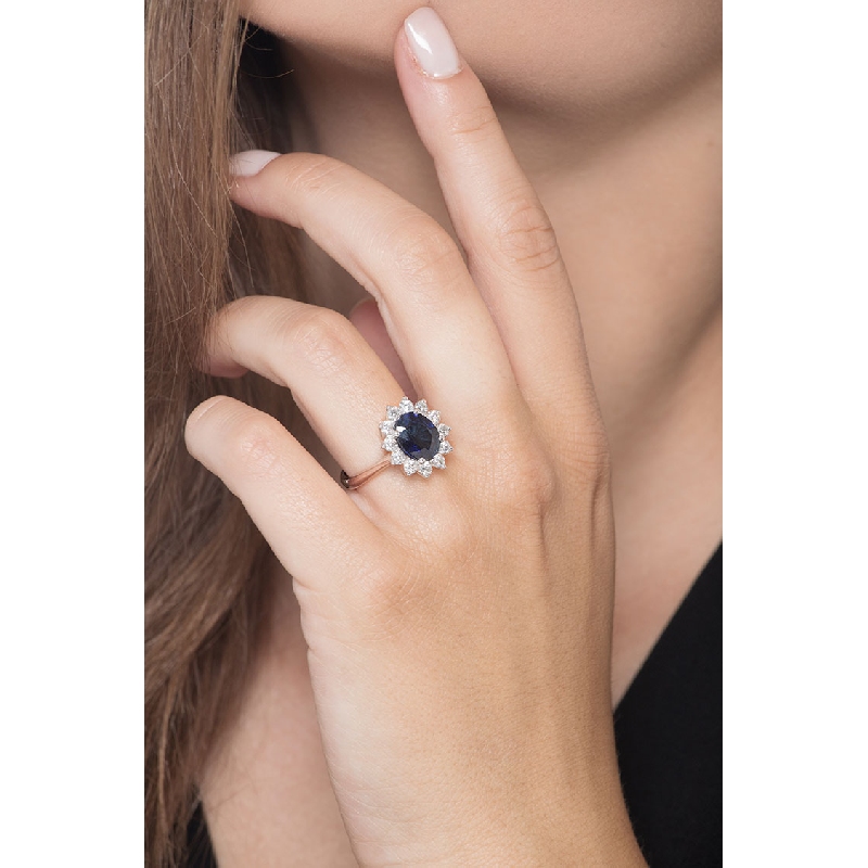 Bague halo classique en or blanc 18k avec saphir bleu et diamants