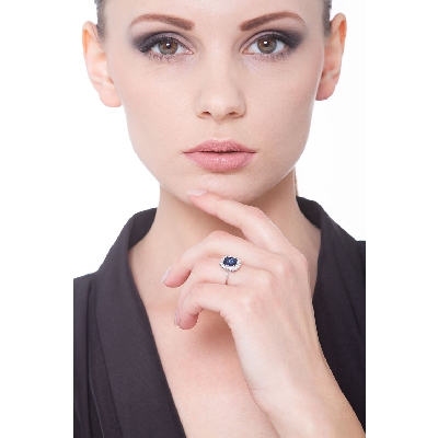 Bague halo en or blanc 18k avec un saphir bleu