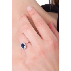 Bague halo en or blanc 18k avec un saphir bleu 2
