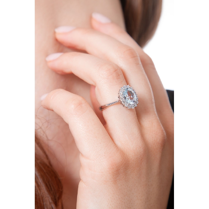 Bague halo en or blanc 18k avec aigue-marine de taille ovale Bague halo en or blanc 18k avec aigue-marine de taille ovale