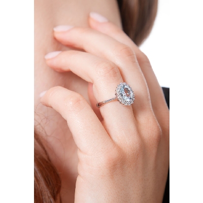 Bague halo en or blanc 18k avec aigue-marine de taille ovale