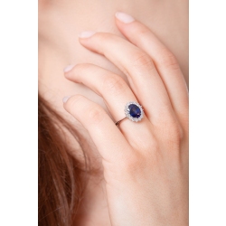 Bague halo en or blanc 18 carats avec des diamants et un saphir bleu ovale d'environ 9x7 mm 2