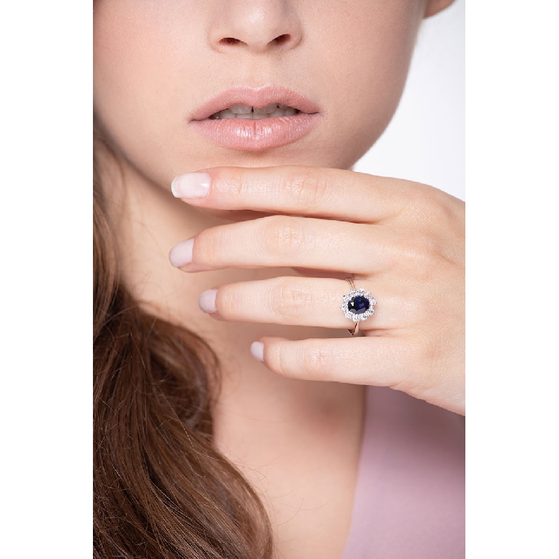 Bague halo en or blanc 750 avec saphir bleu et diamants