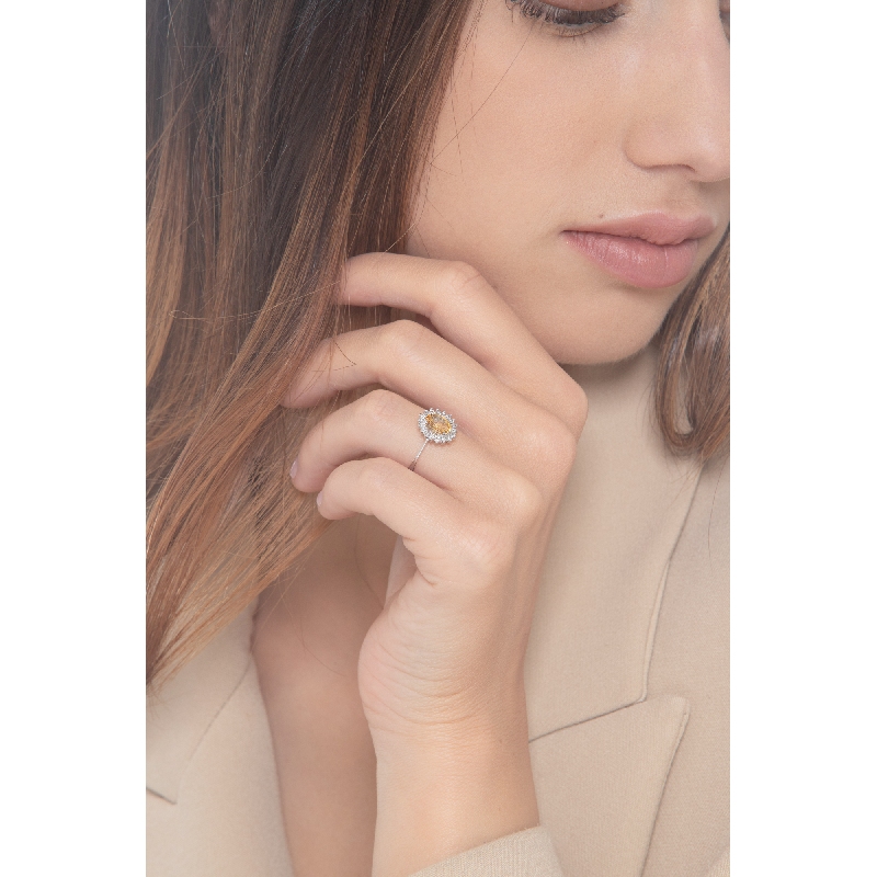 Bague en or blanc 18k avec citrine ovale et diamants