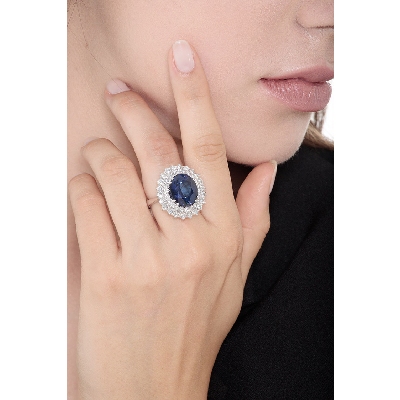 Bague en or blanc 18k avec saphir bleu et double halo de diamants