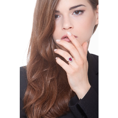 Bague en or blanc 18k avec rubis ovale et diamants