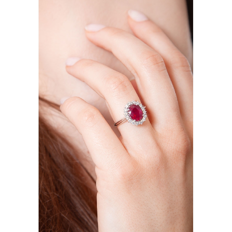 Bague en or blanc 18k avec rubis ovale et diamants