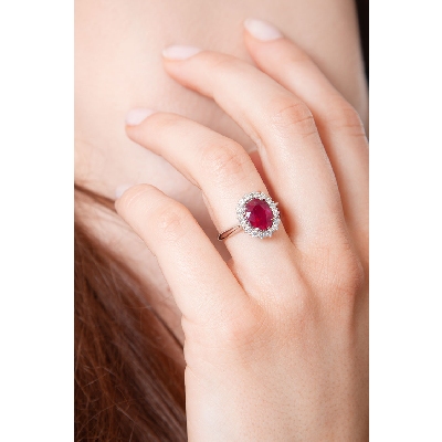 Bague en or blanc 18k avec rubis ovale et diamants