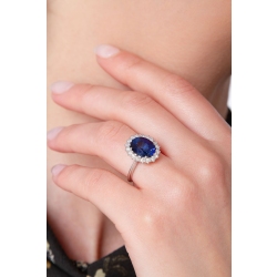 Bague en or blanc 18k avec saphir ovale et diamants 2