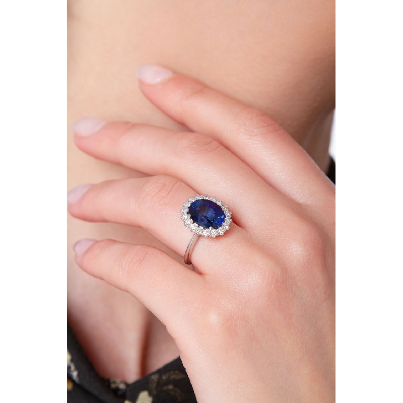 Bague en or blanc 18k avec saphir ovale et diamants