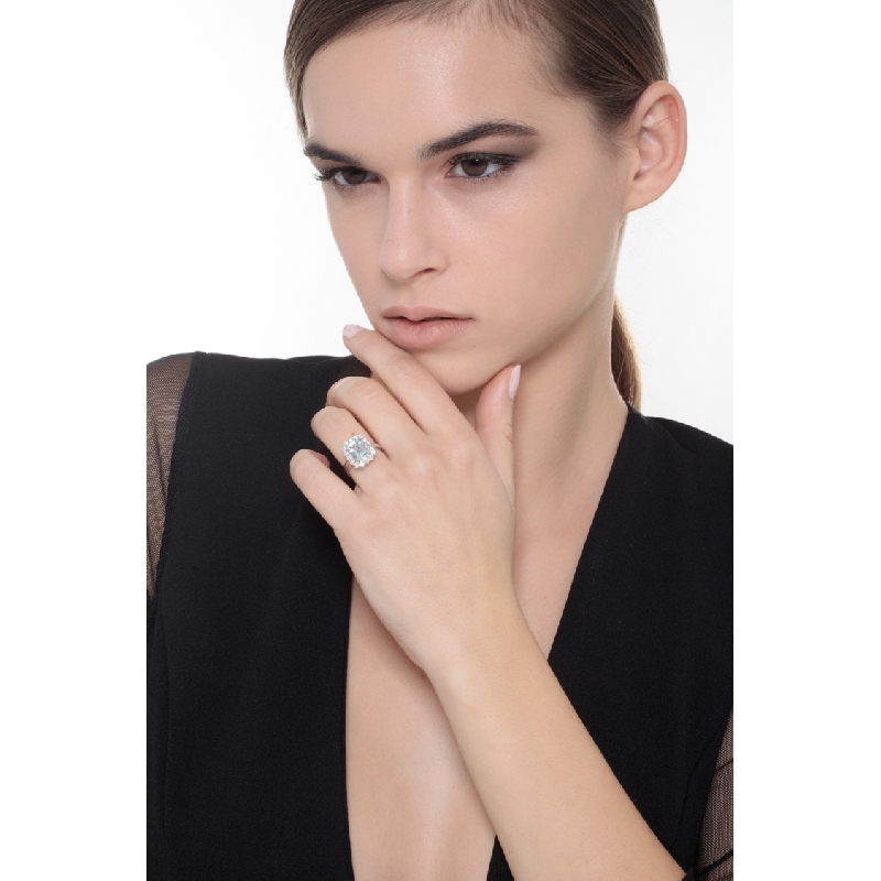 Bague halo diamants  en or blanc 18k avec aigue-marine 9x7 mm