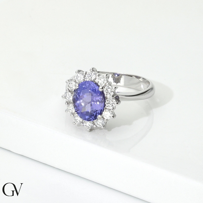 Bague en or blanc 18k tanzanite ovale et diamants  Bague en or blanc 18k tanzanite ovale et diamants