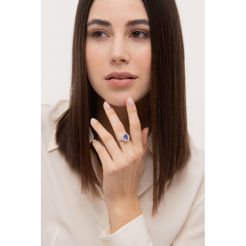 Bague en or blanc 18k tanzanite ovale et diamants  Bague en or blanc 18k tanzanite ovale et diamants