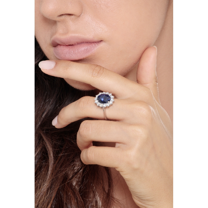 Bague halo en or blanc 18 carats avec diamants et saphir bleu central Bague halo en or blanc 18 carats avec diamants et saphir bleu central
