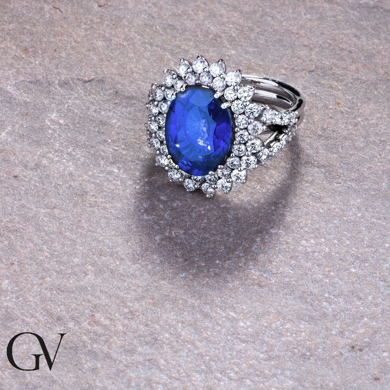 Bague entourage classique en or blanc 18k avec saphir bleu et diamants Bague entourage classique en or blanc 18k avec saphir bleu et diamants