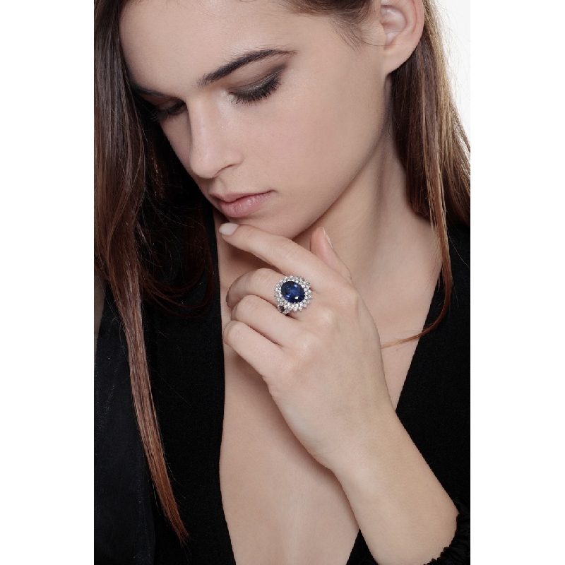 Bague entourage classique en or blanc 18k avec saphir bleu et diamants Bague entourage classique en or blanc 18k avec saphir bleu et diamants