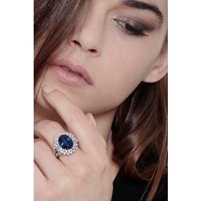 Bague entourage classique en or blanc 18k avec saphir bleu et diamants