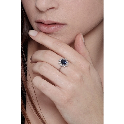 Bague halo en or blanc 18k saphir bleu et diamants