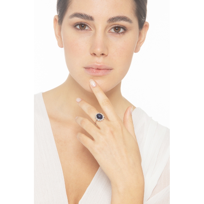 Bague halo en or blanc 18 carats avec saphir bleu ovale et diamants