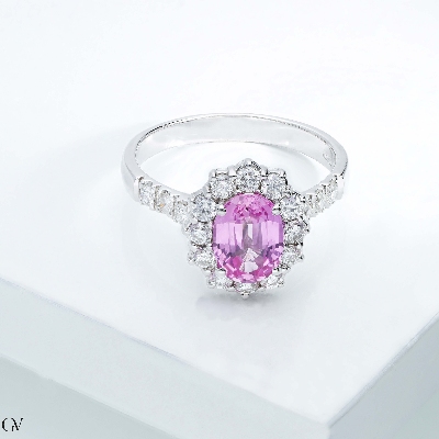 Bague halo en or blanc 18k avec saphir rose ovale et diamants