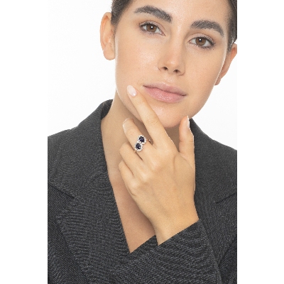 Anillo de oro blanco 18 quilates con doble halo y zafiros azules