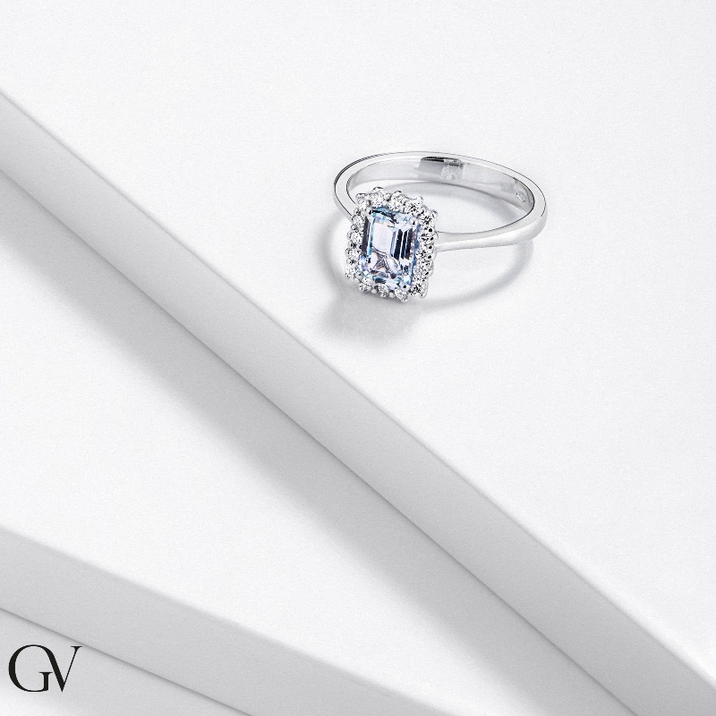 Bague halo en or blanc 18 carats avec aquamarine Bague halo en or blanc 18 carats avec aquamarine