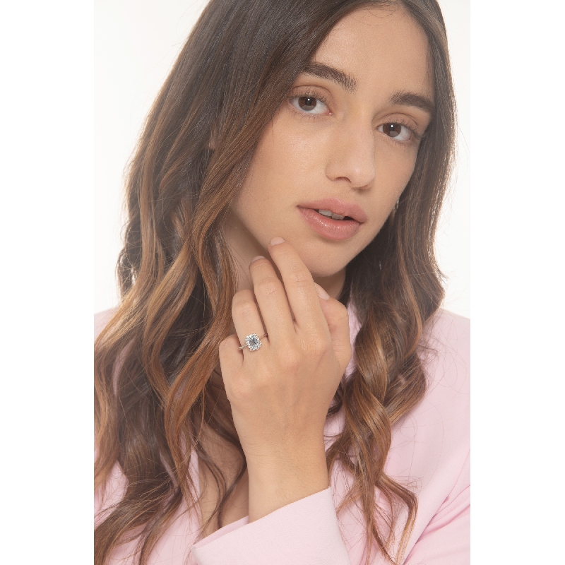 Bague halo en or blanc 18 carats avec aquamarine Bague halo en or blanc 18 carats avec aquamarine