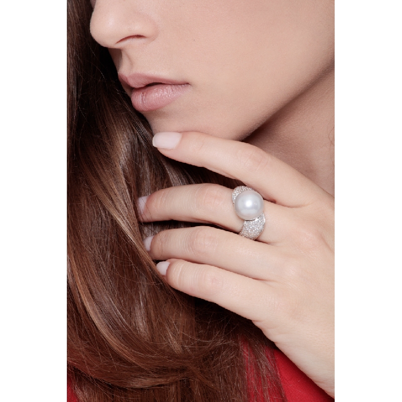 Bague en or blanc 18 ct avec perle et pavage de diamants Bague en or blanc 18 ct avec perle et pavage de diamants