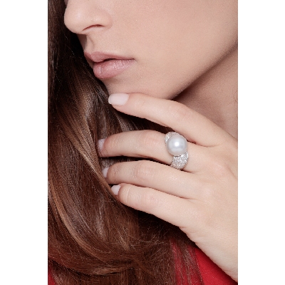 Bague en or blanc 18 ct avec perle et pavage de diamants