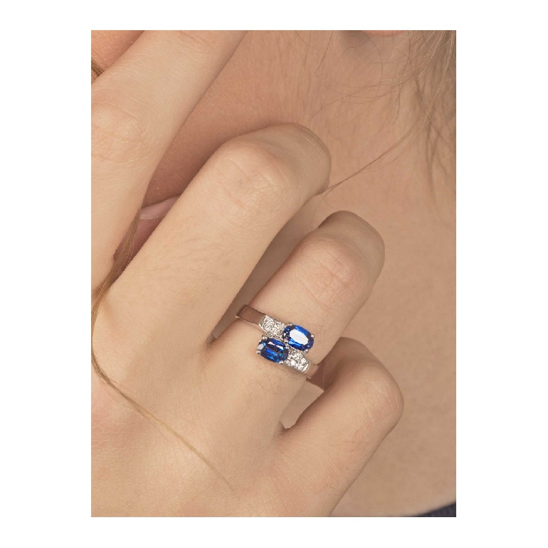 Bague Femme Duo en Or Blanc 18k avec Saphir Bleu et Diamants Bague Femme Duo en Or Blanc 18k avec Saphir Bleu et Diamants